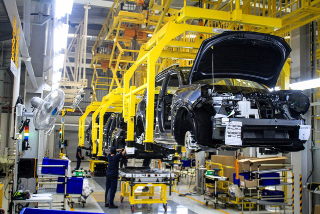 Aktivitas produksi mobil listrik murni atau Battery Electric Vehicle (BEV) GAC AION V di fasilitas perakitan PT Indomobil Sukses Internasional Tbk (IMAS) milik PT National Assemblers (Indomobil Group) di Purwakarta, Jabar, Selasa (10/6/2025). Foto: Indomobil Group