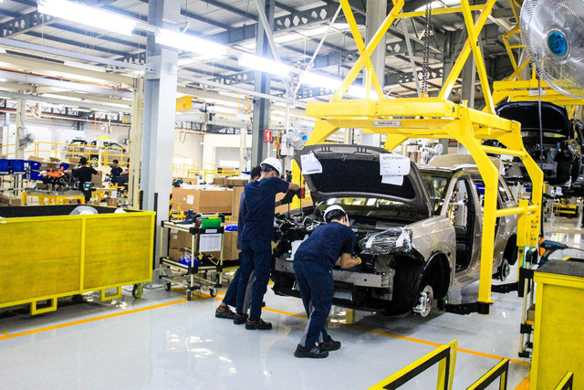 Aktivitas produksi mobil listrik murni atau Battery Electric Vehicle (BEV) GAC AION V di fasilitas perakitan PT Indomobil Sukses Internasional Tbk (IMAS) milik PT National Assemblers (Indomobil Group) di Purwakarta, Jabar, Selasa (10/6/2025). Foto: Indomobil Group