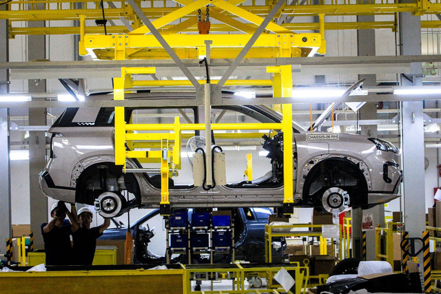 Aktivitas produksi mobil listrik murni atau Battery Electric Vehicle (BEV) GAC AION V di fasilitas perakitan PT Indomobil Sukses Internasional Tbk (IMAS) milik PT National Assemblers (Indomobil Group) di Purwakarta, Jabar, Selasa (10/6/2025). Foto: Indomobil Group