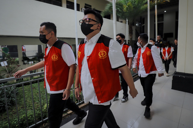 Terdakwa kasus pengamanan situs judi online bersiap menjalani sidang lanjutan di Pengadilan Negeri Jakarta Selatan, Selasa (10/6/2025). Foto: Jamal Ramadhan/kumparan