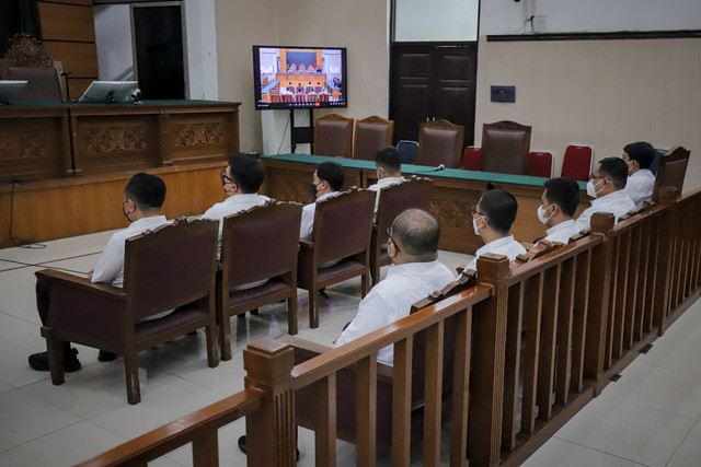 Terdakwa kasus pengamanan situs judi online bersiap menjalani sidang lanjutan di Pengadilan Negeri Jakarta Selatan, Selasa (10/6/2025). Foto: Jamal Ramadhan/kumparan