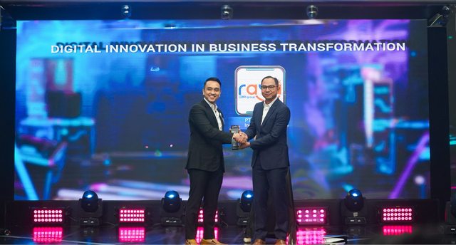 Direktur Digital dan Operasional Bank Raya, Lukman Hakim (kanan) saat menerima penghargaan Digital Innovation Awards (DIA) 2025 di MNC Conference Hall, Jakarta. Foto: Dok. Bank Raya