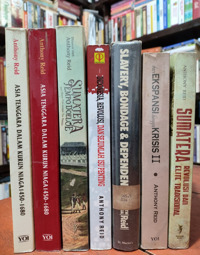 Beberapa buku karya Anthony Reid. Foto: Dian Purba