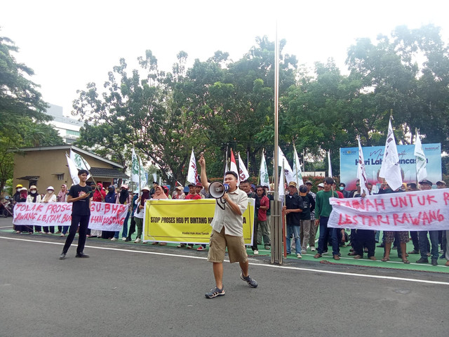 Sekitar 100 orang massa aksi memadati Kantor BPN Sumsel agar mendesak pihak BPN untuk tolak proses HGU salah satu perusahaan sawit/Anyelir.