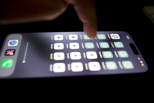 Ilustrasi Mengakses ChatGPT melalui Telepon Seluler. Foto: unsplash.com