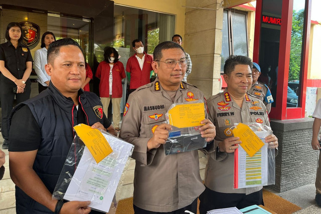 Irwasda Polda Sumut Kombes Pol Nanang Masbudhi (tengah), Kabid Humas Polda Sumut Kombes Pol Ferry Walintukan (kanan), dan Kasubdit 3 Ditreskrimum Polda Sumut Kompol Jama Kita Purba (kiri) di Polda Sumut. Foto: Dok. Istimewa