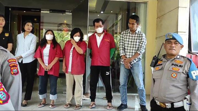 Pensiunan polisi Aipda Fery Banjar Nahor bersama keluarganya, Susilawati Siregar dan Rita Nurhaida, ditangkap usai tipu casis Bintara Polri modus bimbel. Foto: Dok Polda Sumut