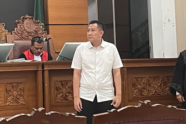 Salah satu terdakwa kasus pengamanan situs judi online (judol) di Kementerian Kominfo, Denden Imadudin Soleh, saat menjalani persidangan lanjutan kasus yang menjeratnya, di Pengadilan Negeri Jakarta Selatan, Selasa (10/6/2025). Foto: Fadhil Pramudya/kumparan