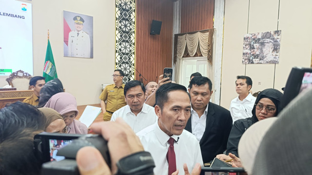 Wali Kota Palembang, Ratu Dewa saat diwawancarai mengenai program Palembang Cerdas/ist.