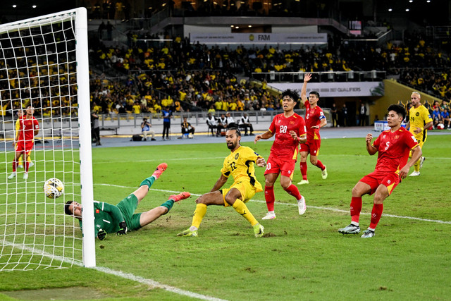 Pemain Timnas Malaysia Corbin Ong mencetak gol ke gawang Timnas Vietnam pada pertandingan Grup F Kualifikasi Piala Asia 2027 di Stadion Bukit Jalil, Kuala Lumpur, Malaysia, Selasa (10/6/2025). Foto: Mohd Rasfan/AFP