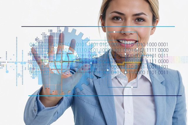 Ilustrasi Manusia menggunakan Teknologi sebagai Penggerak Ekonomi Digital Sekarkijang (Sumber: Pixabay)