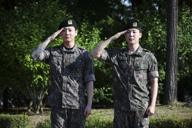 Anggota BTS Jungkook dan Jimin berpose untuk foto dalam sebuah acara setelah dibebastugaskan dari wajib militer Korea Selatan, di Yeoncheon, Korea Selatan, Rabu (11/6/2025). Foto: Kim Hong-Ji/REUTERS