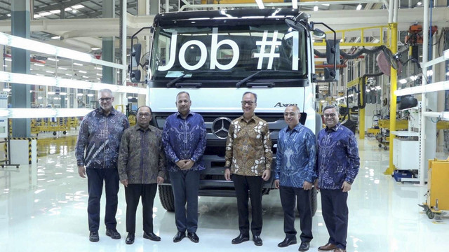 Menperin Agus Gumiwang Kartasasmita pada Pembukaan Pabrik Baru PT Daimler Commercial Vehicles Manufacturing Indonesia (PT DCVMI) di Kawasan Industri Delta Silicon 8, Cikarang, Jawa Barat, Selasa (10/6/2025). Foto: Kemenperin