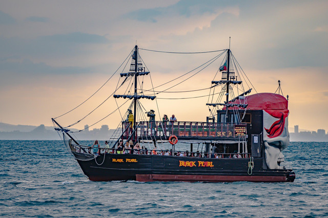 Ilustrasi Apakah Bajak Laut Shirohige bubar. Foto: Pixabay.com/martoli-03