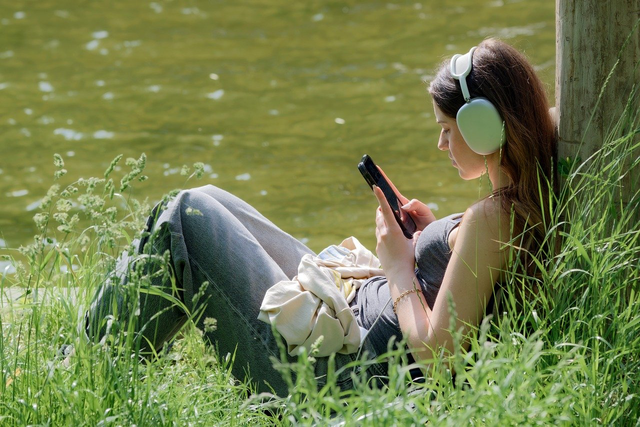 ilustrasi listening to a song. Foto: Pixabay