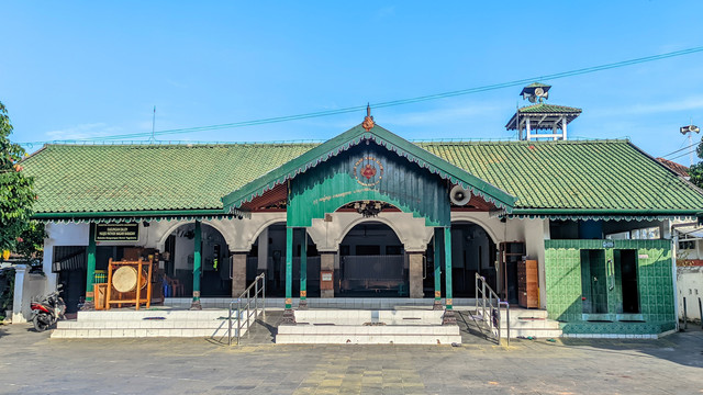 Tampak depan Masjid Pathok Negara Ad-Darojat di Banguntapan, Yogyakarta—salah satu masjid bersejarah peninggalan Kesultanan Yogyakarta yang berdiri sejak tahun 1774. Arsitekturnya memadukan unsur tradisional Jawa dan Islam, menjadi saksi jejak spiritual dan budaya yang terus hidup di tengah masyarakat. Foto diambil oleh penulis (Muhammad Huzni Attantowi)