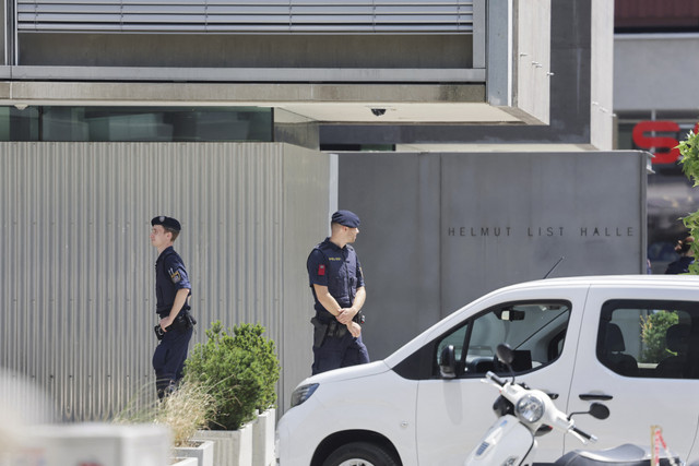 Petugas kepolisian berjaga di dekat sebuah sekolah menyusul penembakan mematikan di Graz, Austria, Selasa (10/6/2025). Foto: Leonhard Foeger/REUTERS