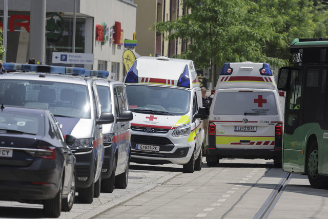 Polisi dan kendaraan penyelamat diparkir di dekat sebuah sekolah setelah penembakan mematikan di Graz, Austria, Selasa (10/6/2025). Foto: Leonhard Foeger/REUTERS