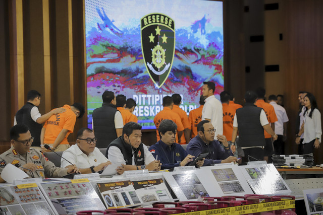 Konferensi pers Dittipidter Bareskrim Polri terkait tindak pidana penyalahgunaan gas bersubsidi, penyalahgunaan BBM bersubsidi, pemanfaatan bagian tubuh satwa dilindungi dan penambangan pasir ilegal di Bareskrim Polri, Jakarta, Rabu (11/6/2025). Foto: Jamal Ramadhan/kumparan