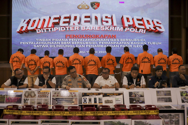 Tersangka terkait tindak pidana penyalahgunaan gas bersubsidi, penyalahgunaan BBM bersubsidi, pemanfaatan bagian tubuh satwa dilindungi dan penambangan pasir ilegal di Bareskrim Polri, Jakarta, Rabu (11/6/2025). Foto: Jamal Ramadhan/kumparan