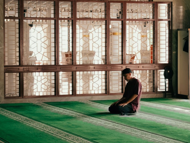 ilustrasi bacaan doa tahiyat akhir. sumber: unsplash/alim