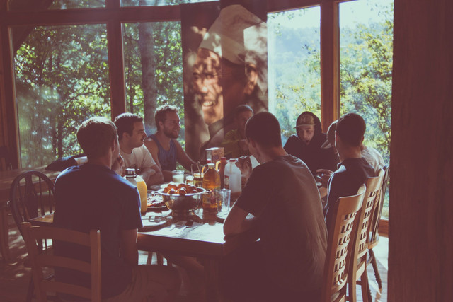 Tempat makan di Ciawi Bogor. Foto hanya ilustrasi, bukan tempat sebenarnya. Sumber: Unsplash/Zach Reiner