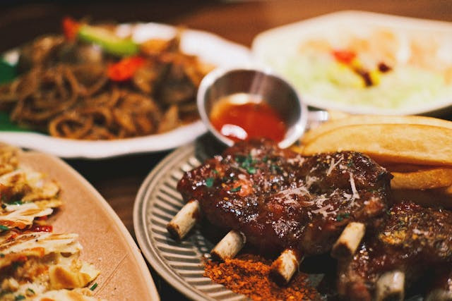 Warung tengkleng di Solo yang enak. Foto hanya ilustrasi bukan sebenarnya. Sumber foto: Pexels/JiaJia Yan