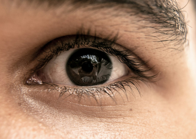 Ilustrasi Mitos Bulu Mata Kiri Jatuh. Unsplash.com/Well Cabral