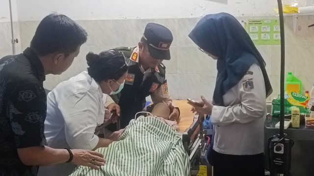 Bocah perempuan 7 tahun yang ditelantarkan dengan luka aniaya saat menerima pertolongan pertama di Puskesmas Cipulir II, Kebayoran Lama, Jakarta Selatan, Rabu (11/6/2025). Foto: Thomas Bosco/kumparan
