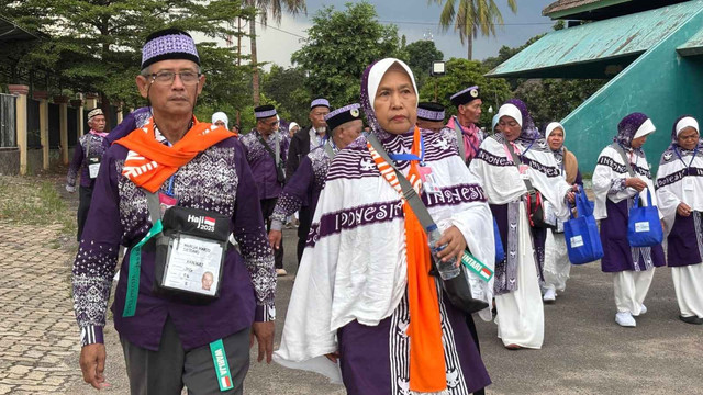 JPlt. Kepala Kantor Wilayah Kementerian Agama (Kemenag) Provinsi Lampung, Erwinto saat melepas jamaah haji Lampung | Foto : Dok. Humas Kemenag Lampung