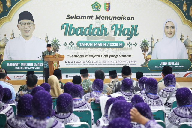 JPlt. Kepala Kantor Wilayah Kementerian Agama (Kemenag) Provinsi Lampung, Erwinto saat melepas jamaah haji Lampung | Foto : Dok. Humas Kemenag Lampung