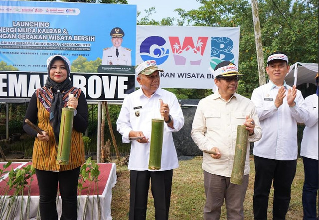 Kadisporapar Kalbar bersama pemerintah Kabupaten Mempawah saat meluncurkan Energi Muda Kalbar dan Pencanangan Gerakan Wisata Bersih. Foto: Dok. Disporapar Kalbar