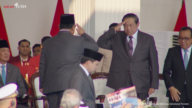 Presiden Prabowo Subianto dan Presiden ke-6 Susilo Bambang Yudhoyono memberikan hormat saat menghadiri peresmian Kampus Bhineka Tunggal Ika Universitas Pertahanan (Unhan) di Sentul, Bogor, Rabu (11/6/2025). Foto: Youtube/Sekretariat Presiden