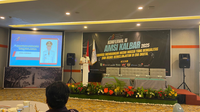 Wakil Gubernur Kalimantan Barat, Krisantus Kurniawan menyampaikan sambutan dalam kegiatan "Konferensi Wilayah III AMSI Kalbar 2025: Kolaborasi Membangun Media Massa yang Berkualitas dan Bisnis Berkelanjutan di Era Digital" di Hotel Harris Pontianak pada Rabu, 11 Juni 2025. Foto: Alycia Tracy Nabila/Hi!Pntianak