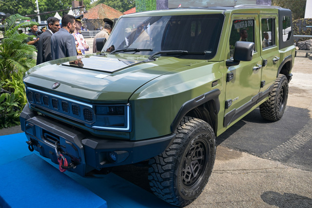 Sejumlah delegasi negara sahabat mengamati kendaraan taktis (rantis) MV3 berbasis listrik buatan PT Pindad, Pandu saat pameran Indo Defence Expo dan Forum di JIExpo Kemayoran, Jakarta, Rabu (11/6/2025). Foto: Aditya Pradana Putra/ANTARA FOTO