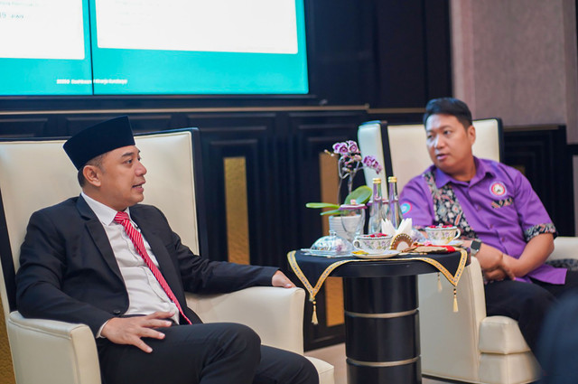 Wali kota Surabaya Eri Cahyadi saat bertemu perwakilan Federasi Serikat Pekerja (FSP) Parekraf Surabaya penggagas acara "Festival Soto Nusantara". Foto: Diskominfo Surabaya