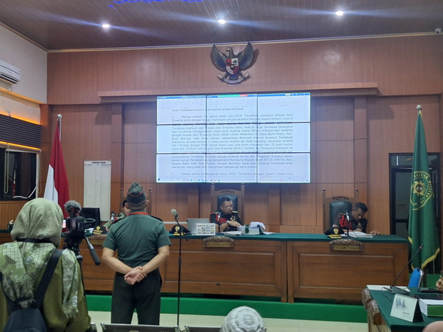 Oknum TNI yang didakwa hukuman berlapis yakni Kopda Basarsyah saat menjalani sidang. Foto : Abdullah Toriq/Urban Id