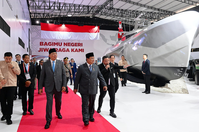 Presiden Prabowo Subianto meninjau berbagai stan saat menghadiri pameran Indo Defence Expo dan Forum di JIExpo Kemayoran, Jakarta, Rabu (11/6/2025). Foto: Muchlis Jr/Biro Pers Sekretariat Presiden