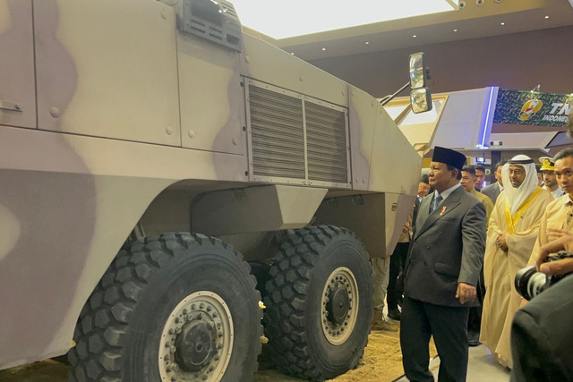 Presiden Prabowo melihat kendaraan tempur Rabdan 8x8 milik EDGE Perusahaan Milik UEA yang dipamerkan selama pameran Indo Defence Expo & Forum 2025 di JIExpo Kemayoran, Jakarta Pusat, Rabu (11/6/2025). Foto: Rayyan Farhansyah/kumparan