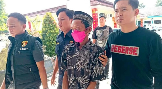 Pelaku pemerkosaan terhadap anak tirinya saat di bawa ke Polres OKU Timur. Foto : Dok Polres OKU Timur
