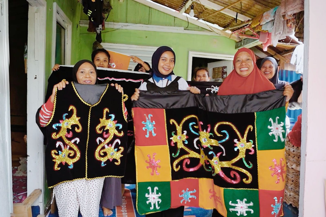 Usaha pembuatan baju adat khas Daya yang tembus pasar global dari Ibu Nira asal Kampung Baru Ujung Dalam, Balikpapan berhasil memberdayakan perempuan di daerahnya lewat dukungan dari PNM. Foto: Dok. PNM
