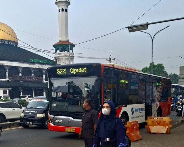 Bus Transjakarta Metrotrans rute S22 tujuan Ciputat–CSW melaju di kawasan Ciputat, Tangerang Selatan. (sumber: pribadi)