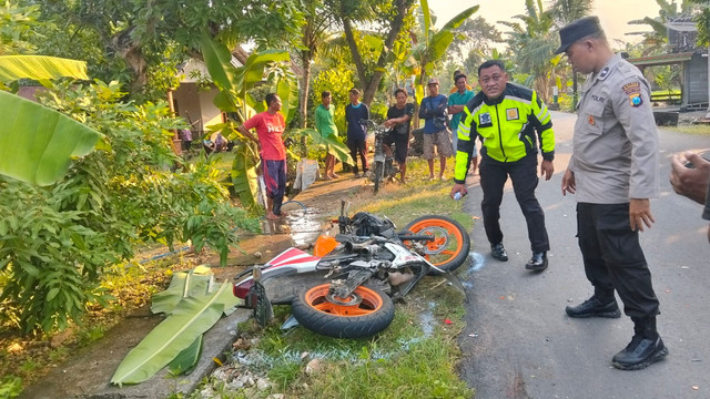 Petugas saat lakukan olah TKP lalu-lintas di Jalan Poros Utama Kecamatan, turut wilayah Desa Belun, Kecamatan Temayang, Kabupaten Bojonegoro,.Jawa Timur. Rabu (11/06/2025) (Aset: Istimewa)