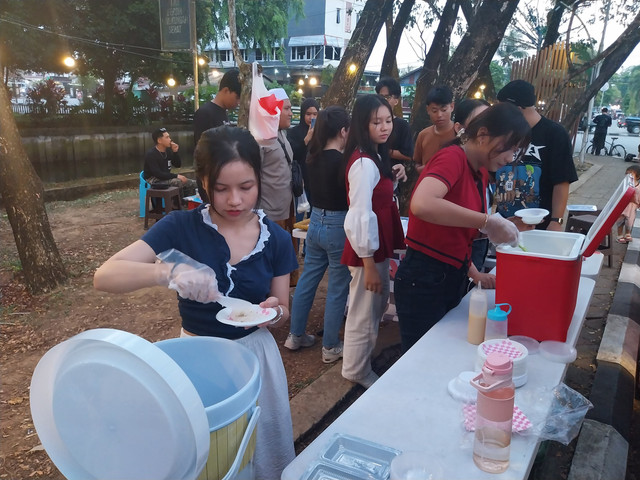 Anggota grup idol Seica melayani pelanggan Ketan Susu Pontianak di kawasan Kopi Keliling Sentosa pada Rabu, 11 Juni 2025. Foto: Alycia Tracy Nabila/Hi!Pontianak