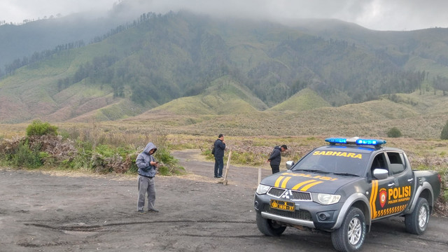 Polisi saat mengecek lokasi temuan ranjau paku di Savana kecil Laut Pasir Gunung Bromo, Desa Ngadisari Kecamatan Sukapura, Probolinggo. Foto: Polres Probolinggo