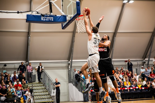 Ilustrasi apakah yang dimaksud dengan bounce pass dalam permainan bola basket. Sumber: Unsplash/Markus Spiske