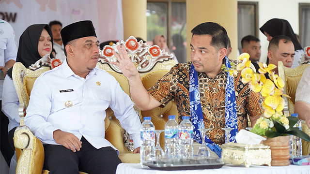 Bupati Bolmong, Yusra Alhabsyi berdiskusi dengan Ketua Komisi II DPR RI Muhammad Rifqinizamy Karsayuda.