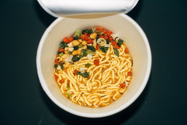 Ilustrasi varian pop mie. Sumber: www.pexels.com