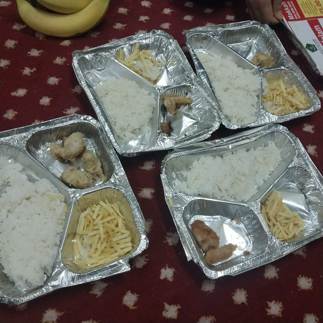 Kondisi makanan jemaah haji, lauk hanya setengah porsi tidak sesuai standar. Foto: Dok. Istimewa