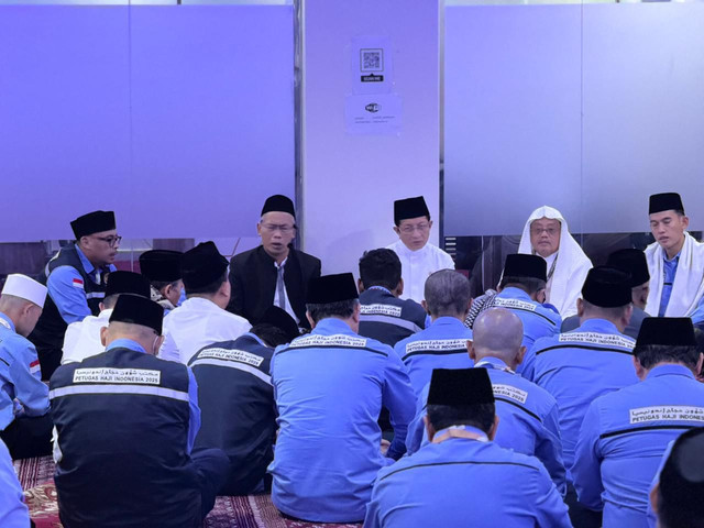 Menteri Agama (Menag) Nasaruddin Umar melakukan doa bersama dengan Petugas Penyelenggara Ibadah Haji (PPIH) Arab Saudi di musala Kantor Daker Makkah, Rabu (11/6). Foto: Dok. MCH 2025